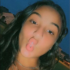 Meet your Posher, Valeria